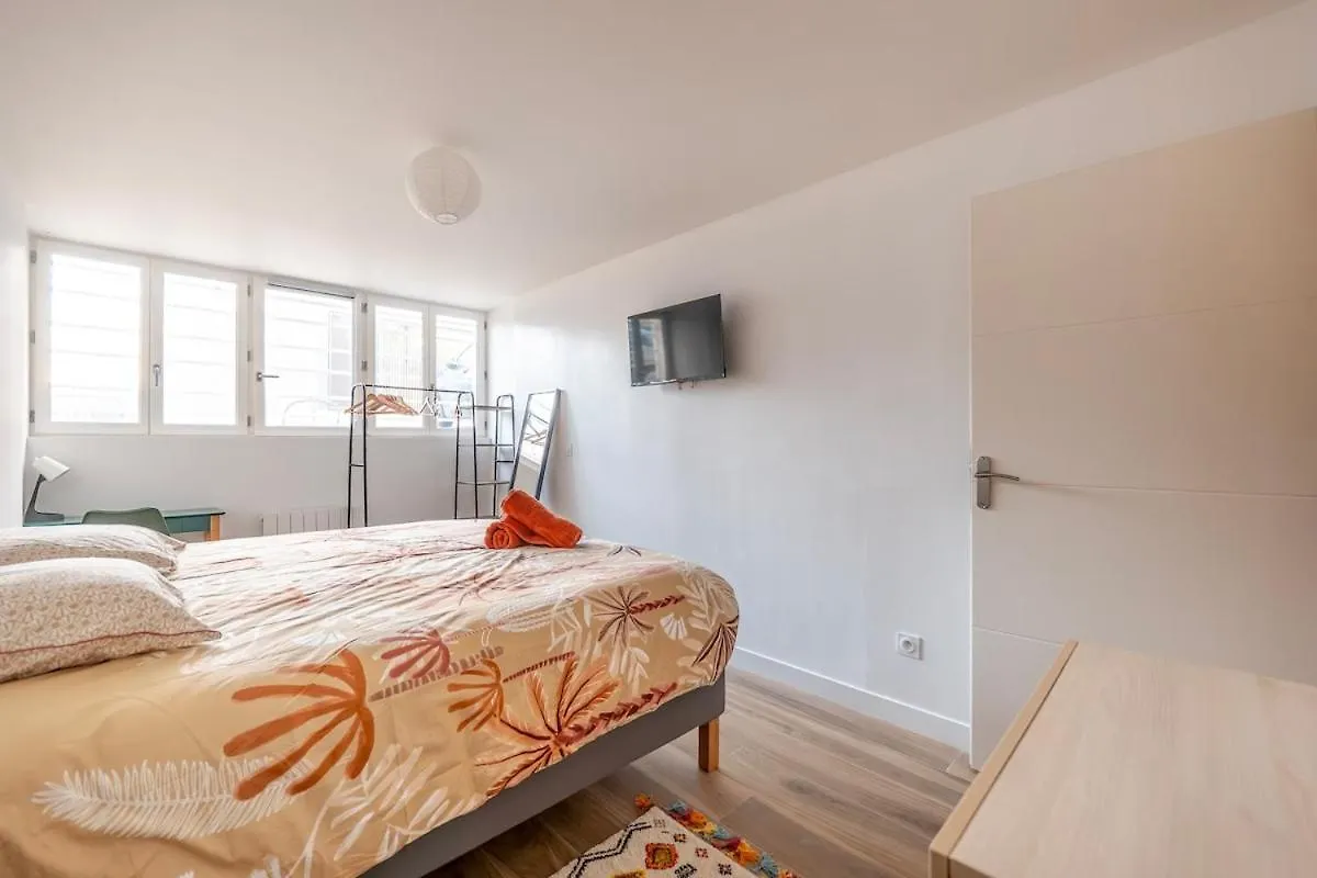 Serenity House, Parking, Near Metro 7 Villejuif France