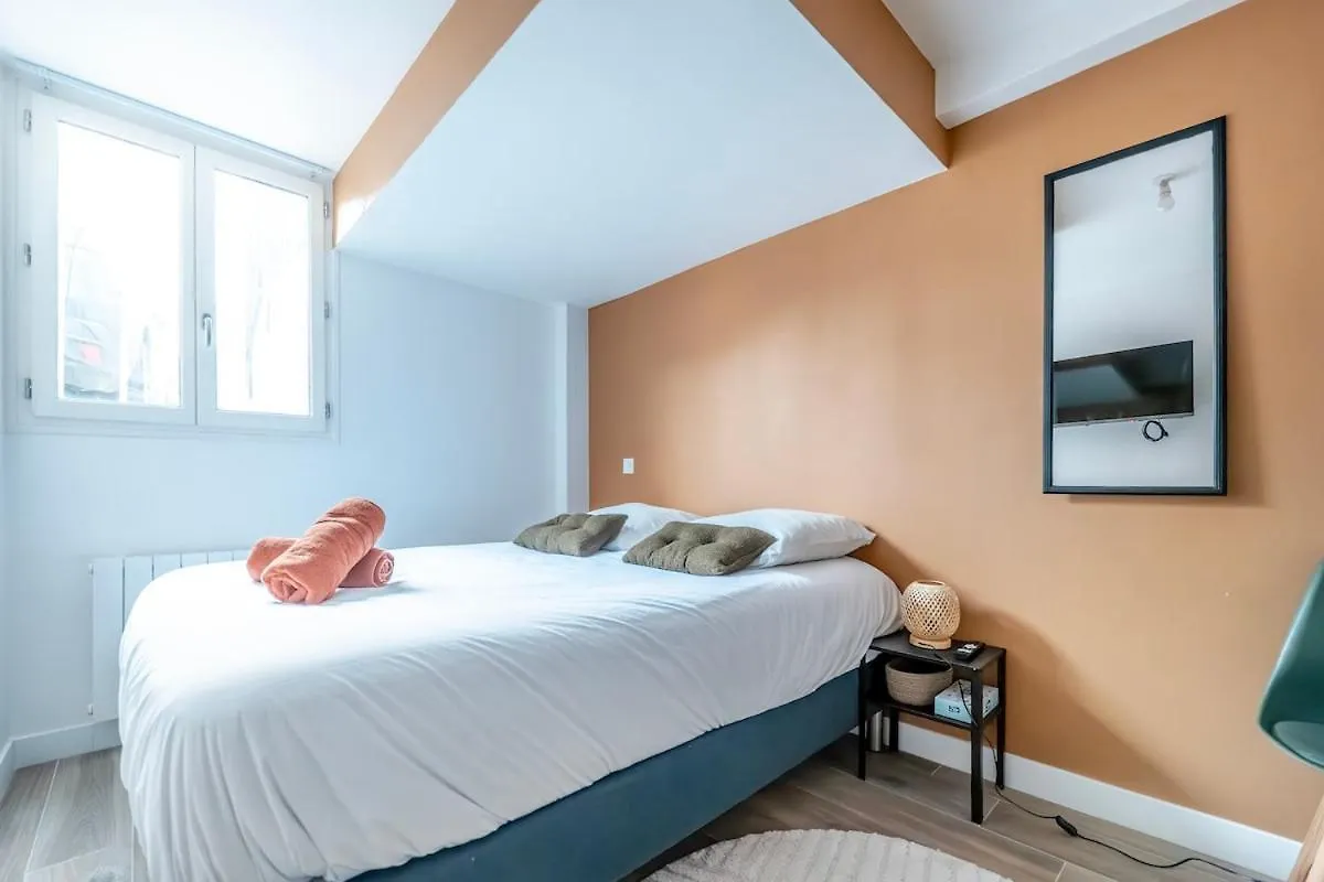 Serenity House, Parking, Near Metro 7 Villejuif France